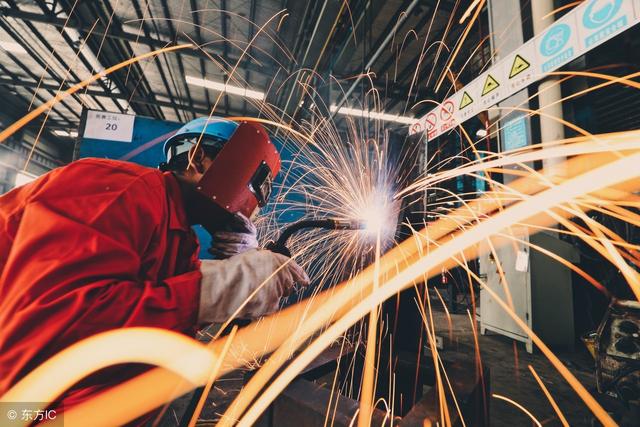 如何保养和更换自动变光电焊面罩的零部件?