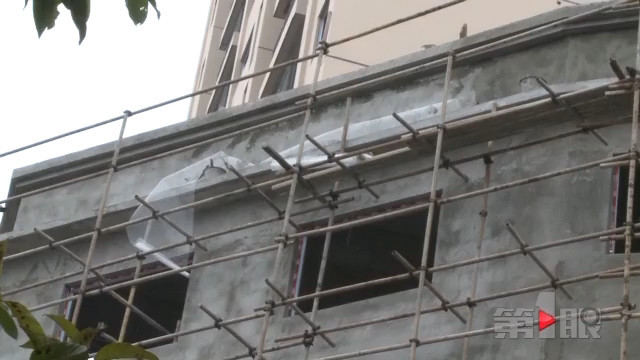 工人未拴安全绳 踏板掉落不幸坠亡